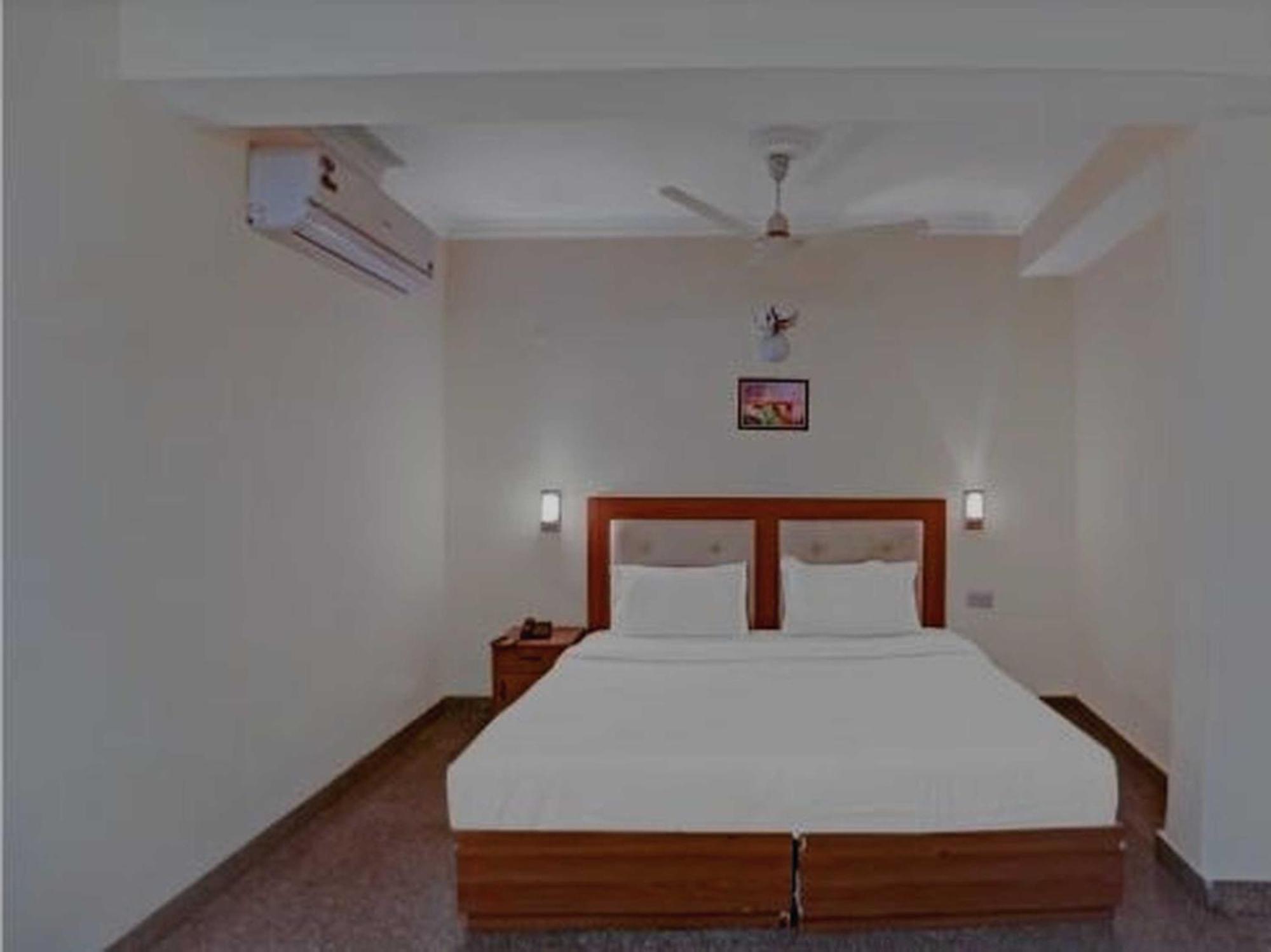 Oyo 75948 Hotel Tushar Continental Nuova Delhi Esterno foto
